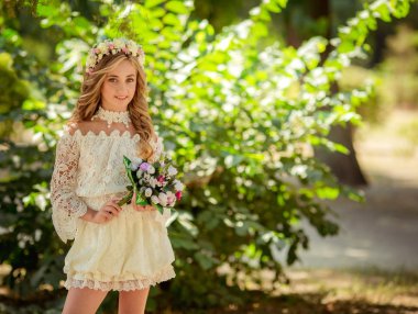 çiçek çelenk içinde güzel bir kız