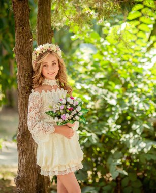 çiçek çelenk içinde güzel bir kız