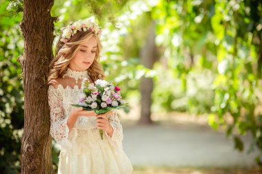 çiçek çelenk içinde güzel bir kız