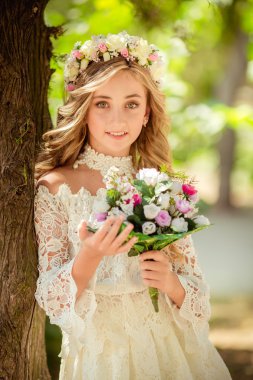 çiçek çelenk içinde güzel bir kız