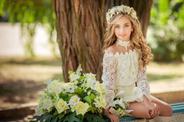 çiçek çelenk içinde güzel bir kız