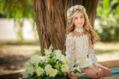 çiçek çelenk içinde güzel bir kız