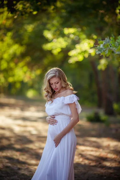 Mulher grávida no jardim — Fotografia de Stock