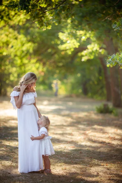 Gravid kvinna med dotter — Stockfoto