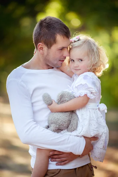 Padre feliz con la niña —  Fotos de Stock