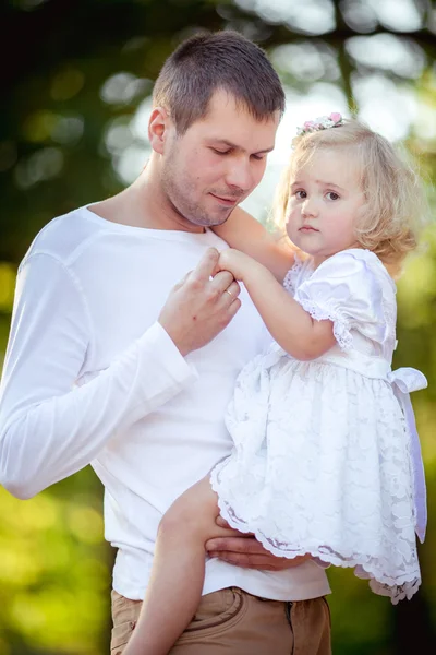 Pai feliz com bebê menina — Fotografia de Stock