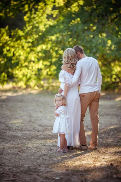 Donna con marito e figlia giovane — Foto Stock