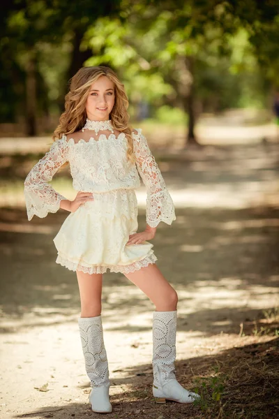 Mooi meisje in kanten jurk — Stockfoto