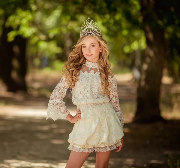 Hermosa chica usando tiara —  Fotos de Stock