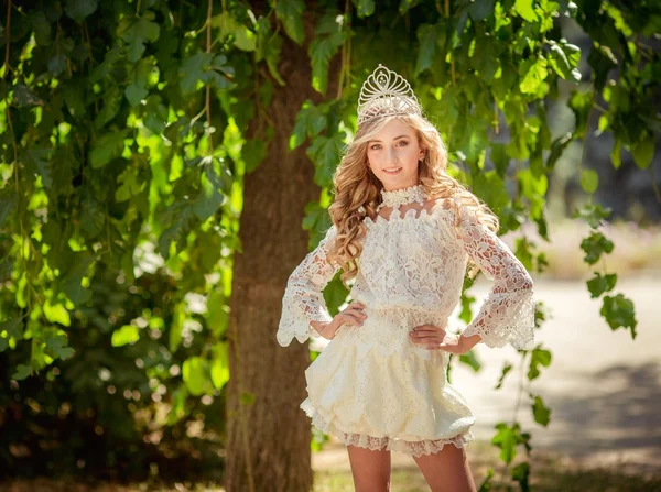 Mooi meisje dragen tiara — Stockfoto