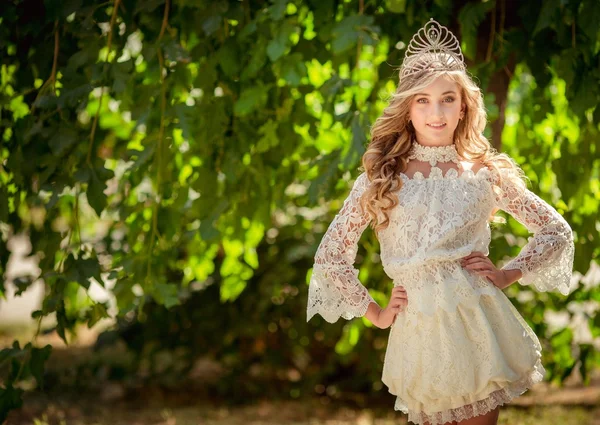 Mooi meisje dragen tiara — Stockfoto