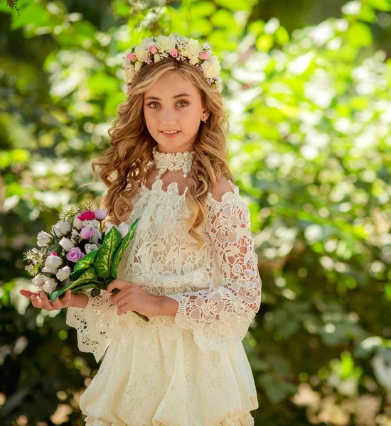 Hermosa chica en corona floral —  Fotos de Stock