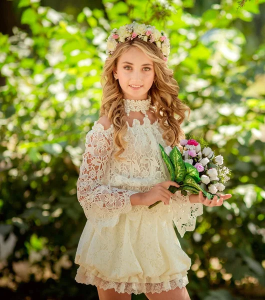 Schönes Mädchen im Blumenkranz — Stockfoto