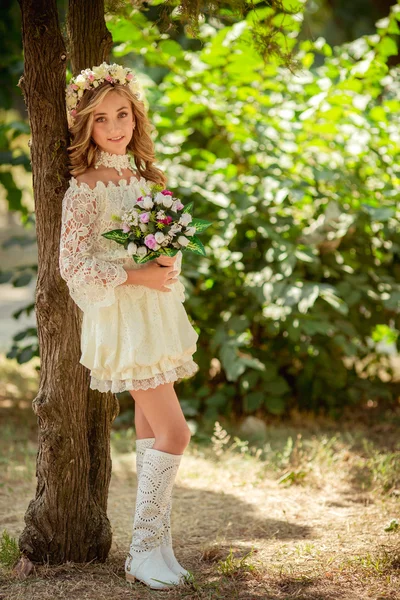 꽃 화 환에서 아름 다운 소녀 — 스톡 사진