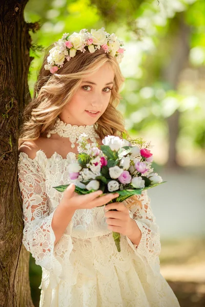 Piękna dziewczyna w wieniec kwiatowy — Zdjęcie stockowe