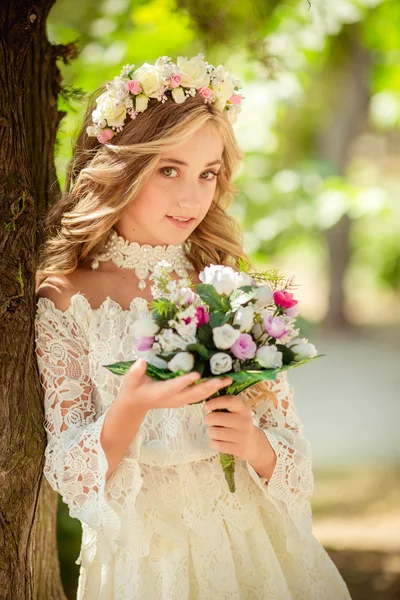 Menina bonita em grinalda floral — Fotografia de Stock