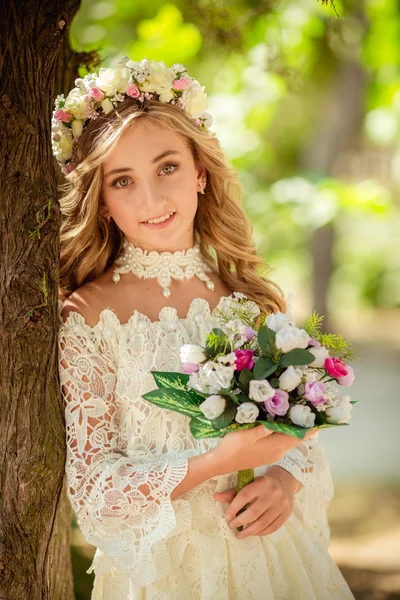 Menina bonita em grinalda floral — Fotografia de Stock
