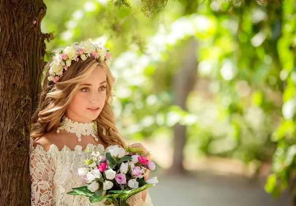 Krásná dívka v květinový věnec — Stock fotografie