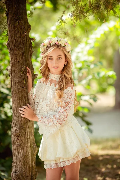 Menina bonita em grinalda floral — Fotografia de Stock