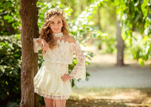 Menina bonita em grinalda floral — Fotografia de Stock