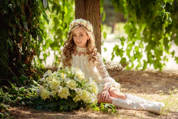 Fată frumoasă în coroană florală — Fotografie, imagine de stoc