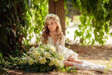 çiçek çelenk içinde güzel bir kız