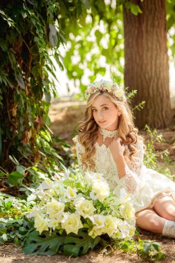 çiçek çelenk içinde güzel bir kız