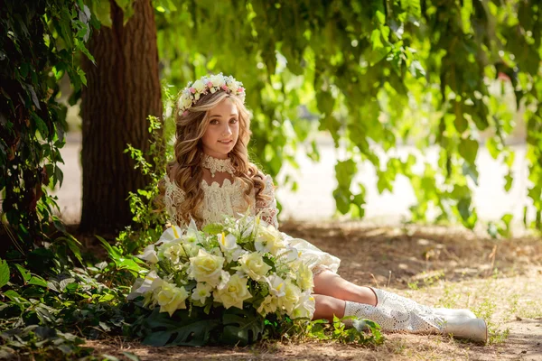 Menina bonita em grinalda floral — Fotografia de Stock