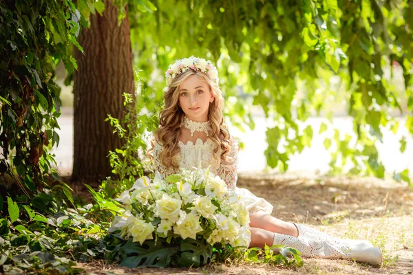 çiçek çelenk içinde güzel bir kız