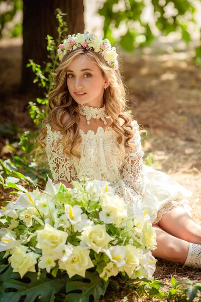 Красива дівчина в квітковому вінку — стокове фото