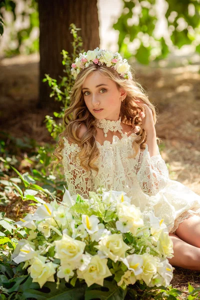 Schönes Mädchen im Blumenkranz — Stockfoto