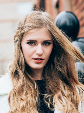 son moda elbiseleri siyah balonlarla kız