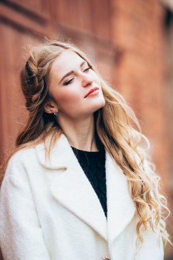 son moda elbiseleri şık kız