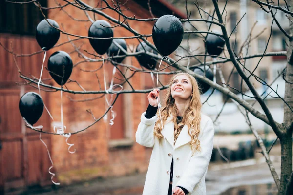 Стильна дівчина в модному одязі з чорними кульками — стокове фото