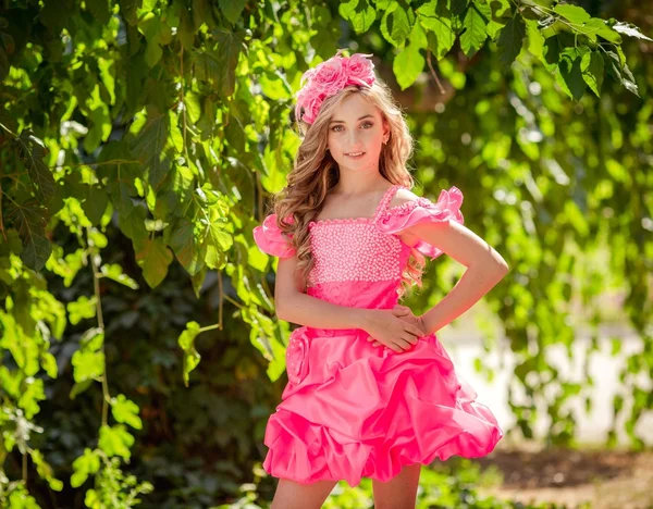 Menina bonita em grinalda floral — Fotografia de Stock