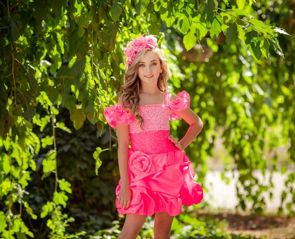 Menina bonita em grinalda floral — Fotografia de Stock