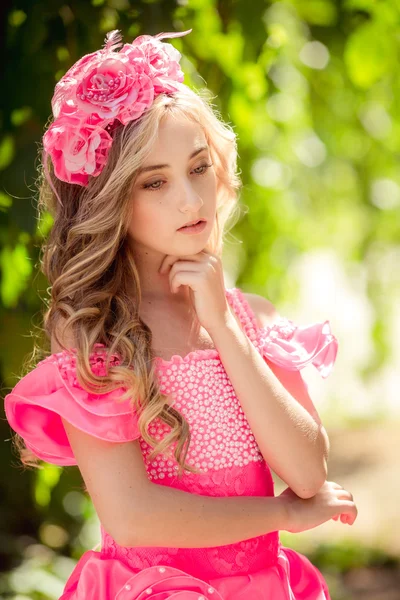 Menina bonita em grinalda floral — Fotografia de Stock
