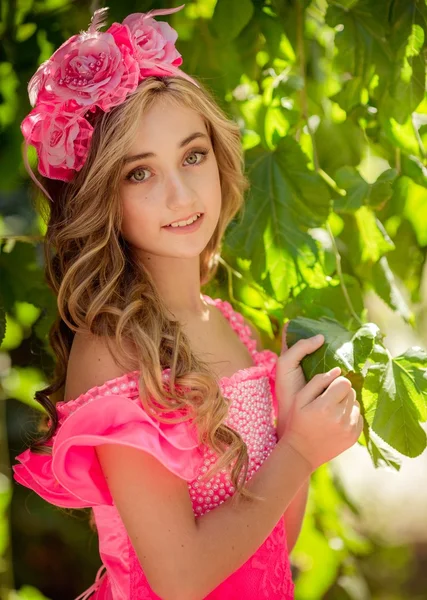 Красивая девушка в цветочном венке — стоковое фото