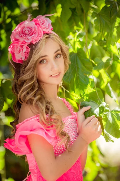 Vacker flicka i blommig krans — Stockfoto