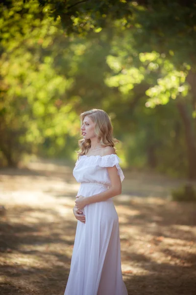 Kobieta w ciąży w ogrodzie — Zdjęcie stockowe