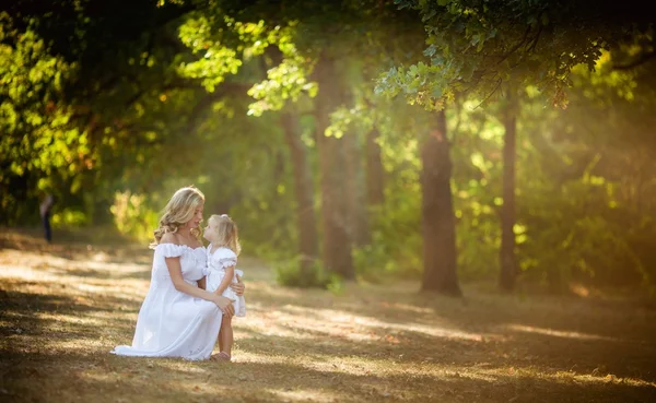 Gravid kvinna med dotter — Stockfoto