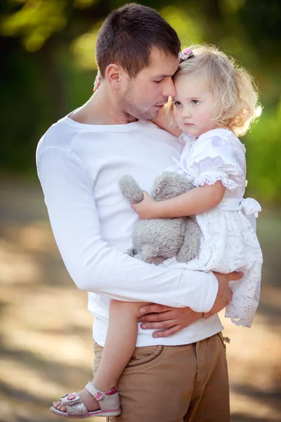 女の赤ちゃんの幸せな父 — ストック写真