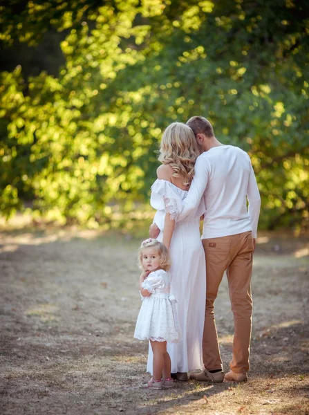 Vrouw met man en jonge dochter — Stockfoto