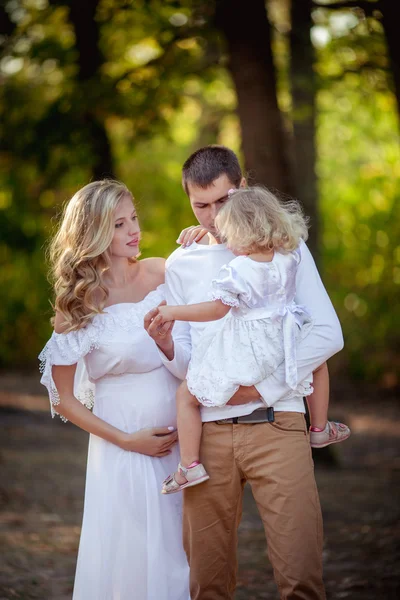 Femme avec mari et jeune fille — Photo