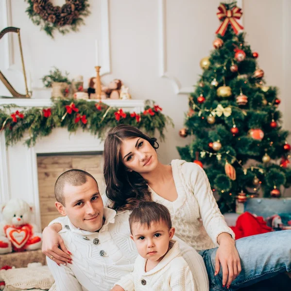 Šťastná rodina na Štědrý den — Stock fotografie