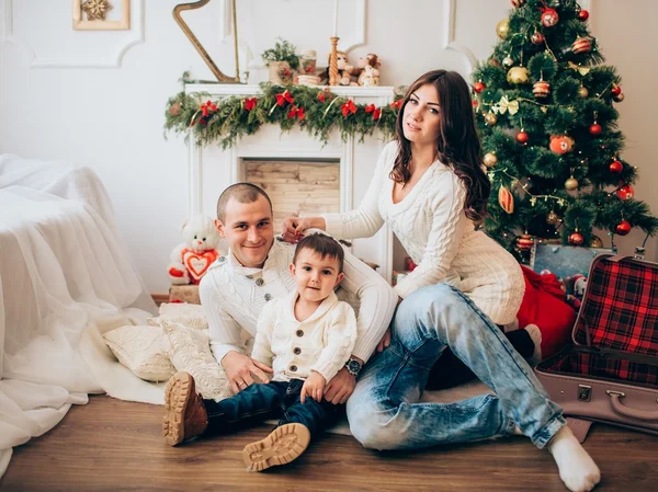 Familia feliz en Nochebuena — Foto de Stock