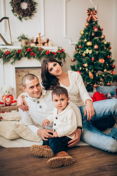 Familia feliz en Nochebuena — Foto de Stock