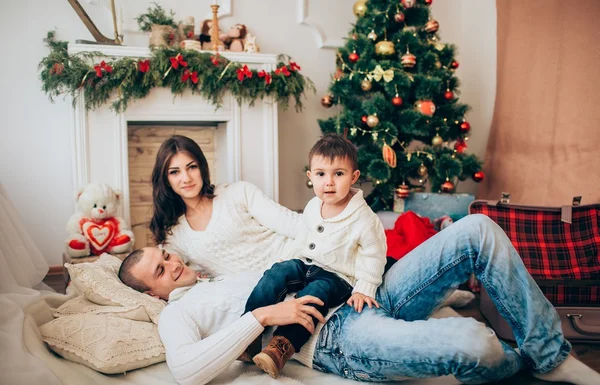 Щаслива сім'я напередодні Різдва — стокове фото