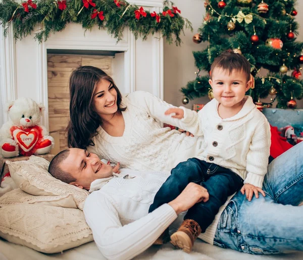 Familia feliz en Nochebuena —  Fotos de Stock