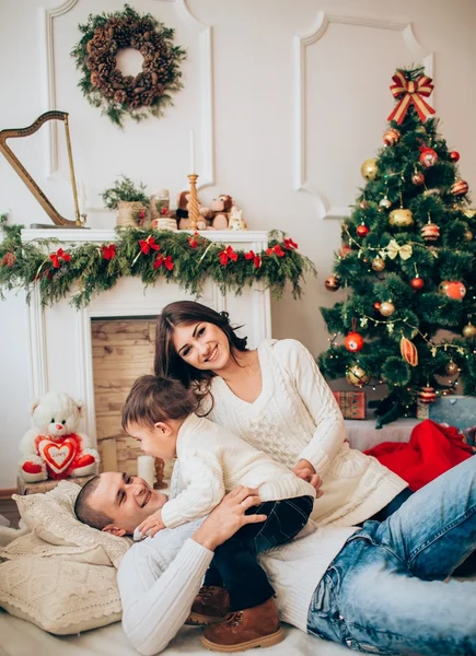 Familia feliz en Nochebuena — Foto de Stock